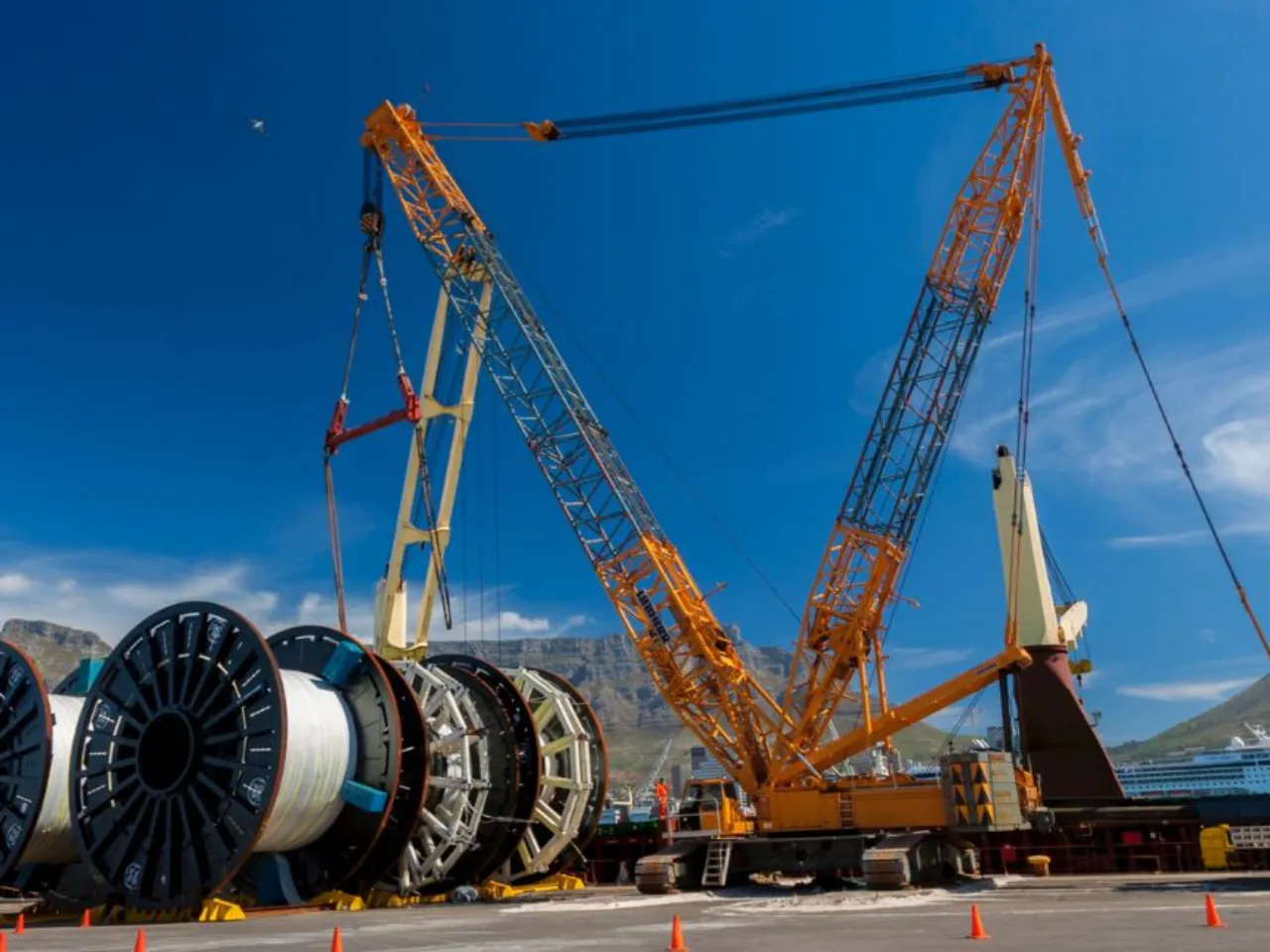 UAL Break Bulk - Heavy Lifting
