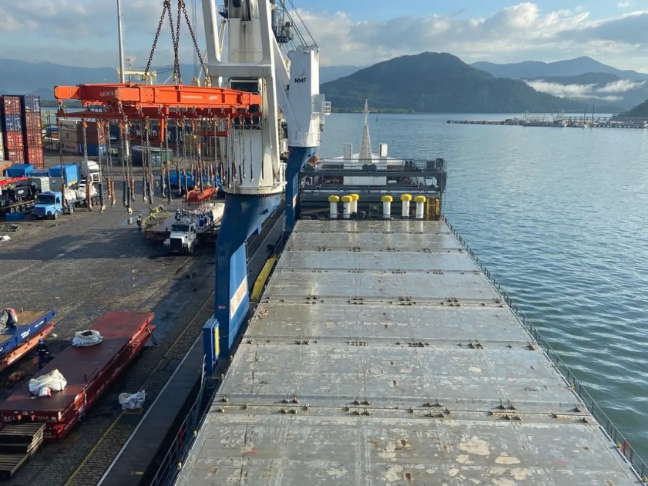 UAL Break Bulk - Loading Cargo
