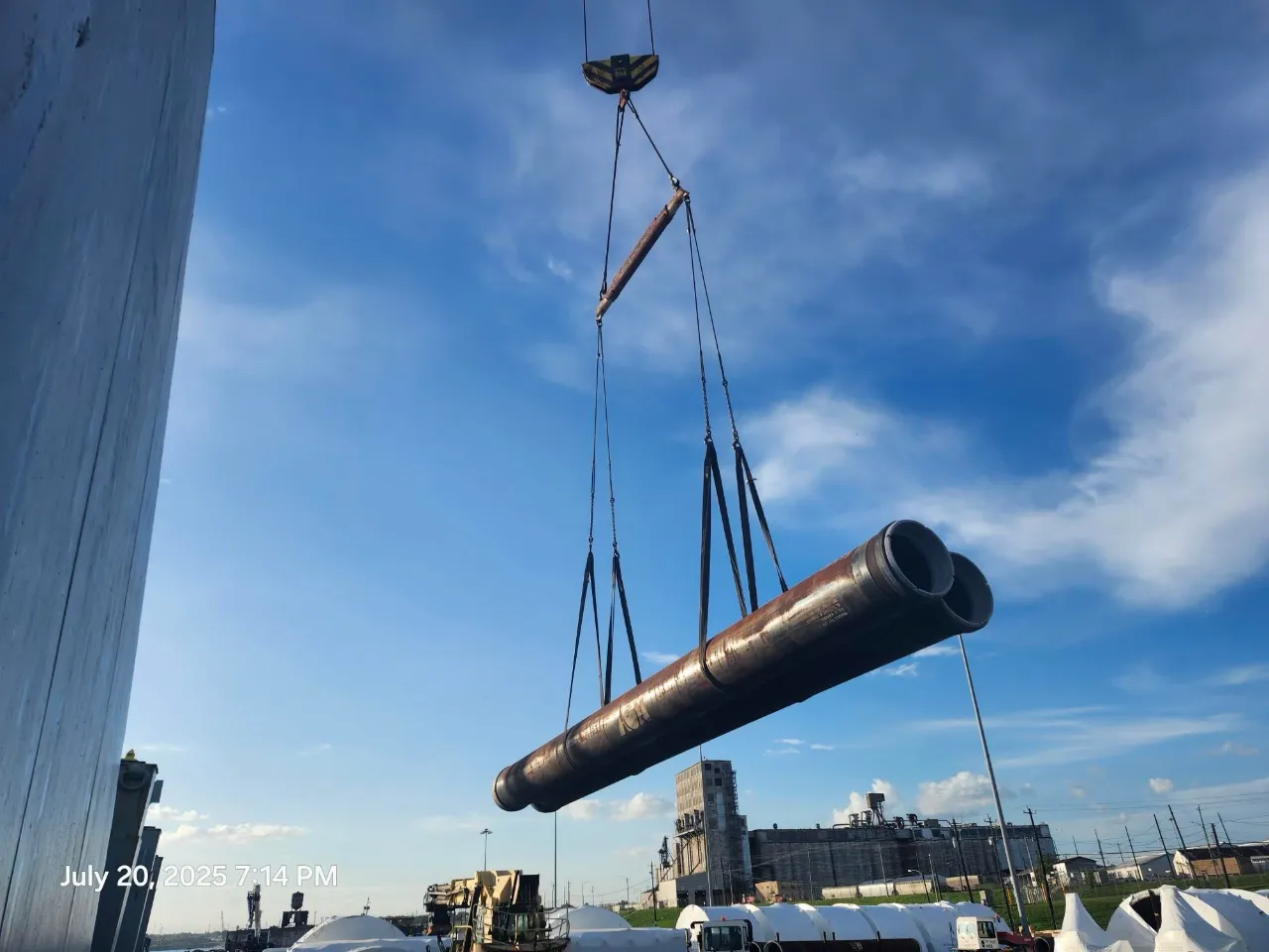 UAL Service Safety - Crane lifting pipes